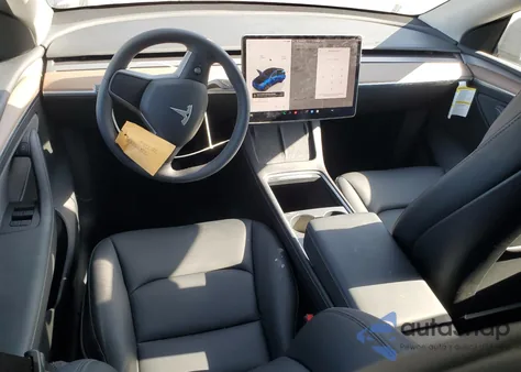 2025 Tesla Model Y z USA, uszkodzony, nr VIN 7SAYGAEEXSF256579